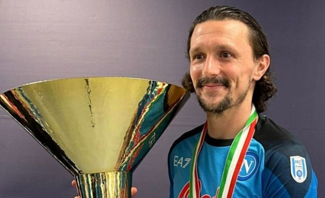 Mario Rui Rijo NAPOLI CAMPIONE - L'azzurro Mario Rui posa sorridente con la Coppa ...