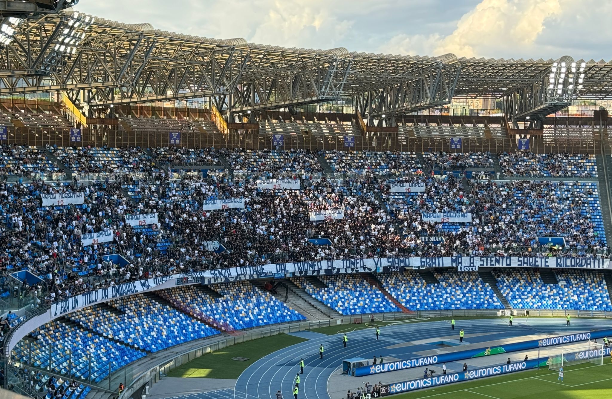 FOTO NM - Napoli-Lecce, Striscioni In Curva B E Coro: “De Laurentiis ...